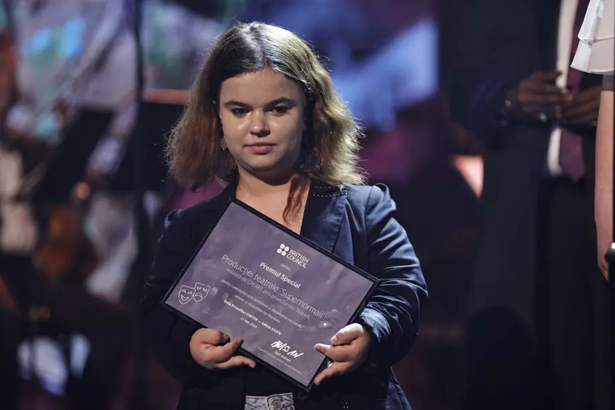 Trofeu pentru incluziune, dar acces prin ușa pentru decoruri și marfă! Culisele tehnice de la Gala UNITER: Ce s-a întâmplat în spatele scenei cu actorii în scaun rulant ai piesei „Supernormalii”