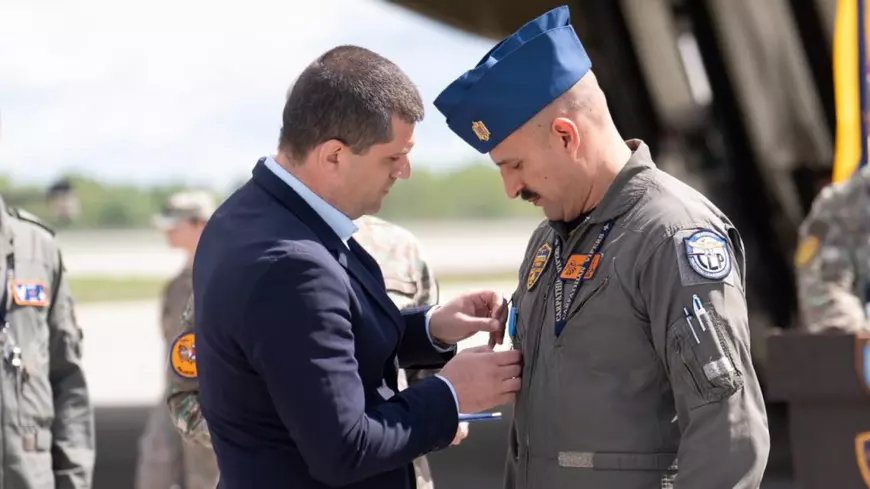 Costel-Alexandru Pavelescu, pilotul de F-16 care a doborât recent o dronă în Estonia, a fost decorat de ministrul Radu Miruță. Foto: MApN