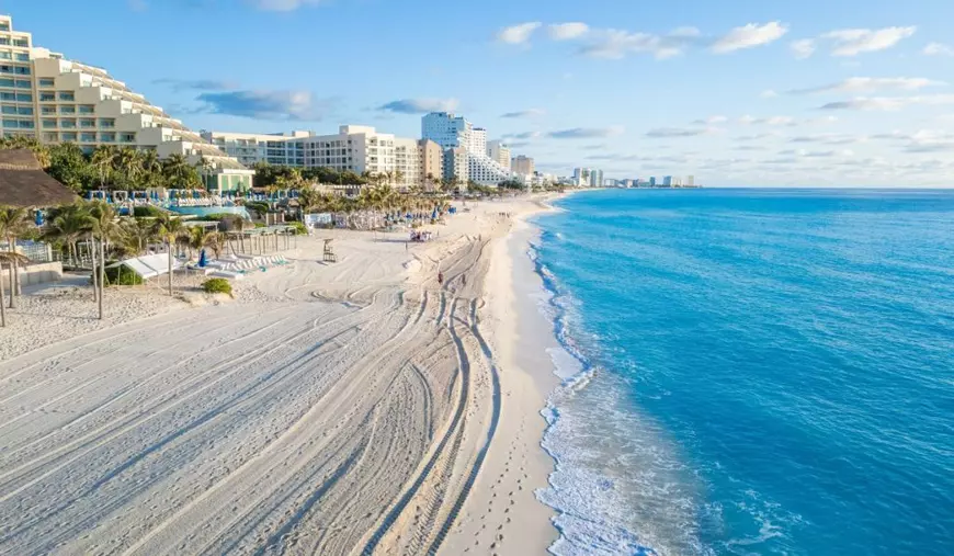 Plaja este goală și cerul este liber. Vedere aeriană a zonei hotelului Cancun, Quintana Roo, Mexic.