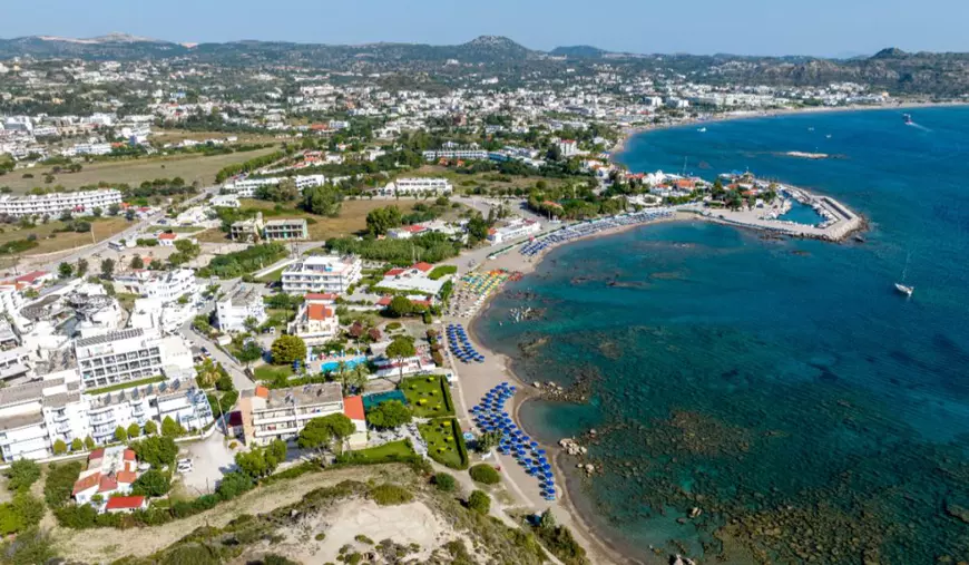 Cea mai ieftină destinație de plajă din Europa în 2026: insula grecească preferată de români, cu prețuri surprinzător de mici