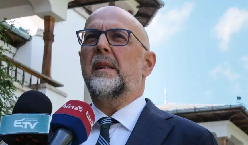 Presedintele UDMR, Kelemen Hunor, sustine declaratii de presa la iesirea de la consultarile cu Presedintele Romaniei, la Palatul Cotroceni, miercuri, 22 aprilie 2026. Fot:o Hepta