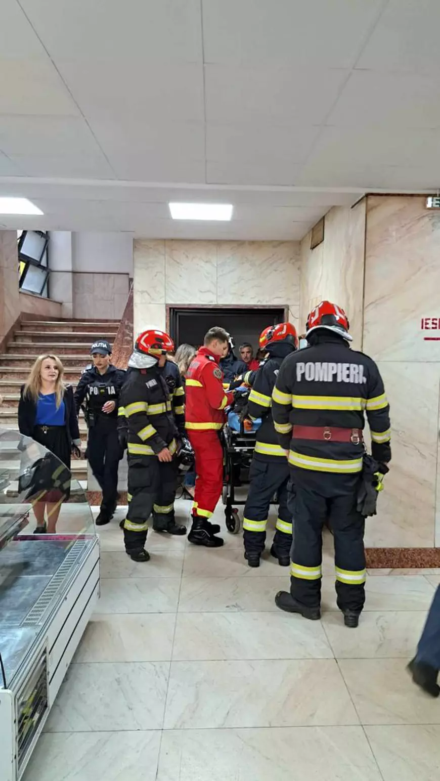 Primul salvator care a ajuns la liftul căzut cu 7 oameni în Ministerul Transporturilor povestește ce a văzut: „Nu țipa nimeni, i-am scos în 6 minute”