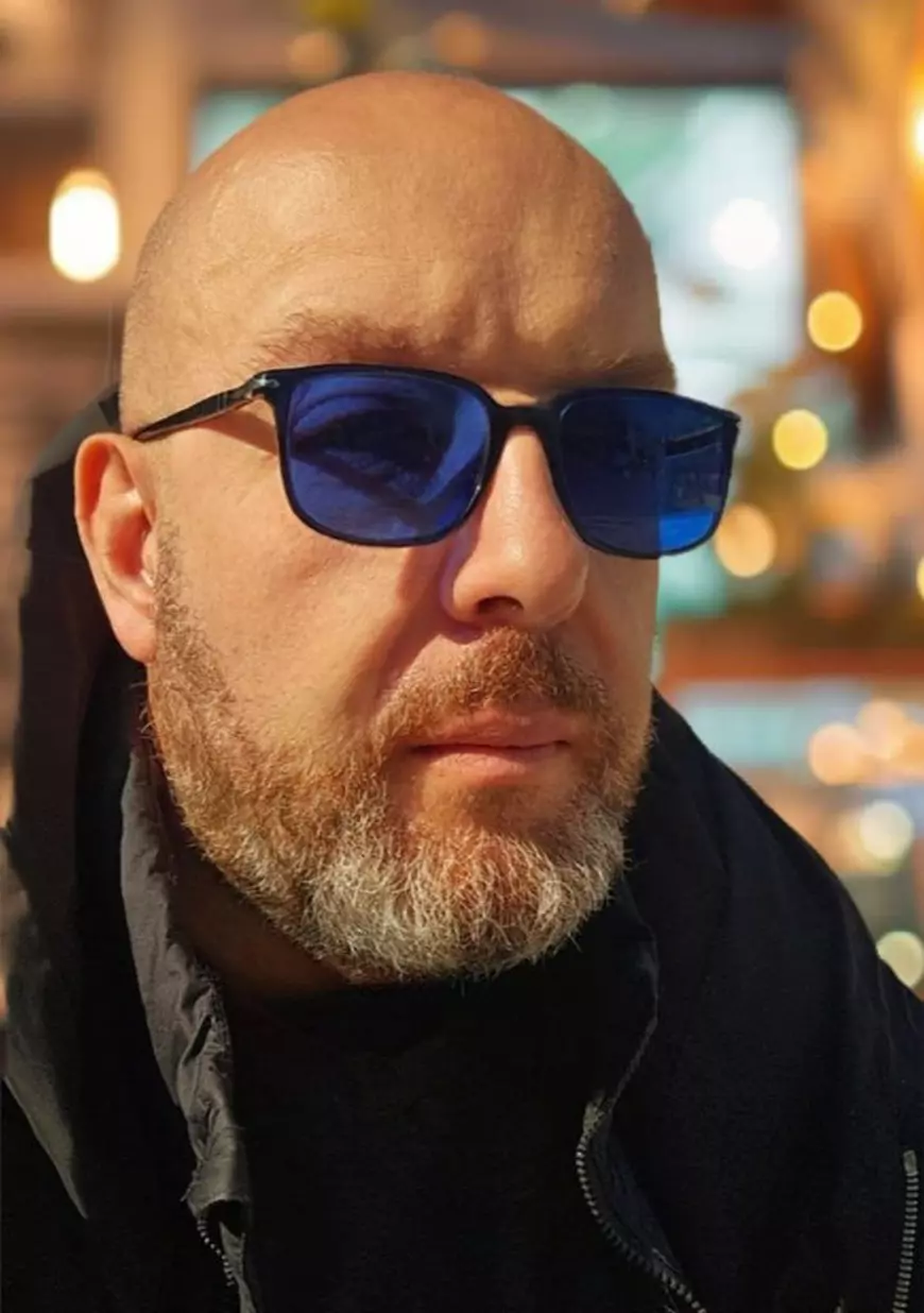 Psihologul Radu Leca explică ce se întâmplă în mintea oamenilor după prăbușirea dronei rusești peste blocul din Galați și cum se gestionează isteria publică: „Mintea speriată are nevoie de ordine. Când există un plan, frica își pierde combustibilul”