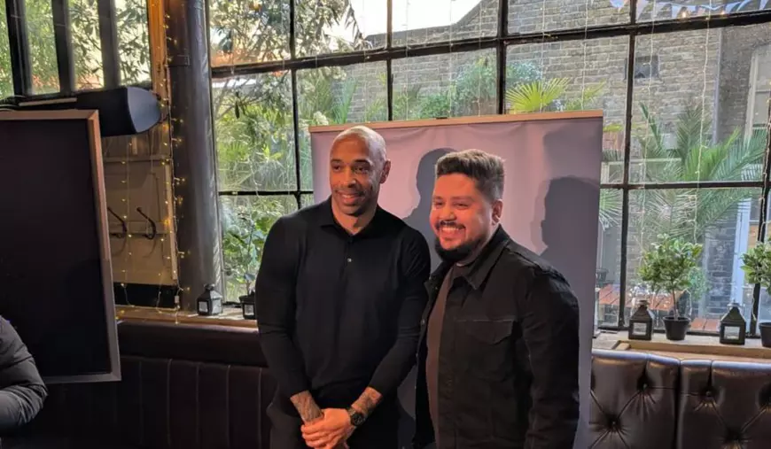 Thierry Henry (stânga), alături de Claudiu Râpan (dreapta) în cadrul evenimentului Samsung organizat într-un pub londonez.
