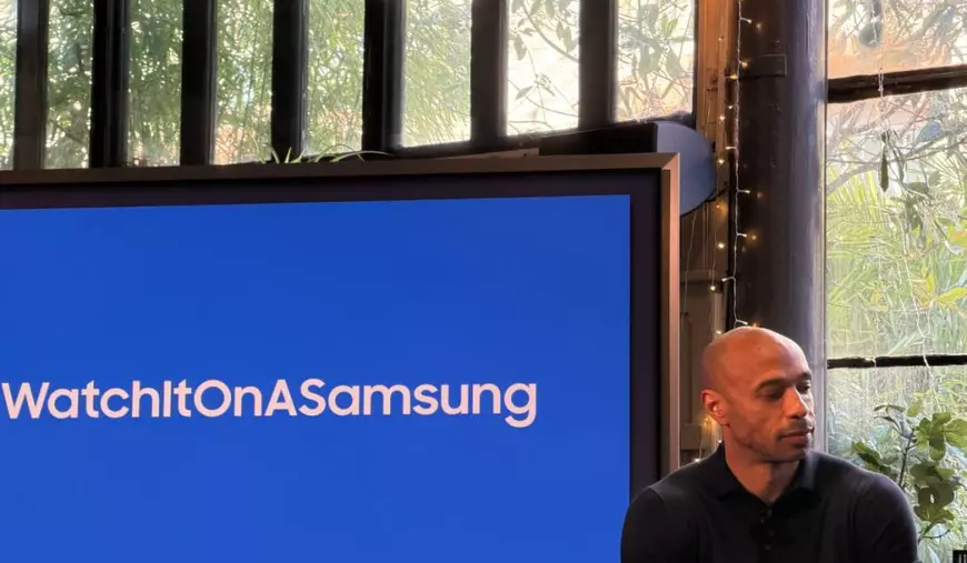 Thierry Henry lângă un televizor pe care e afișat mesajul ”Watch it on a Samsung”.