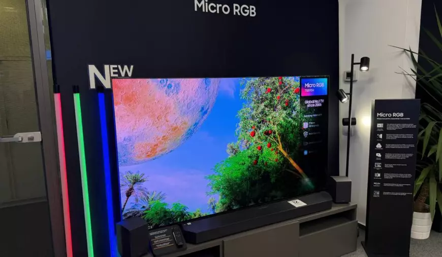 Un televizor Samsung Micro RGB din gama 2026, expus în cadrul unui decor de sufragerie.