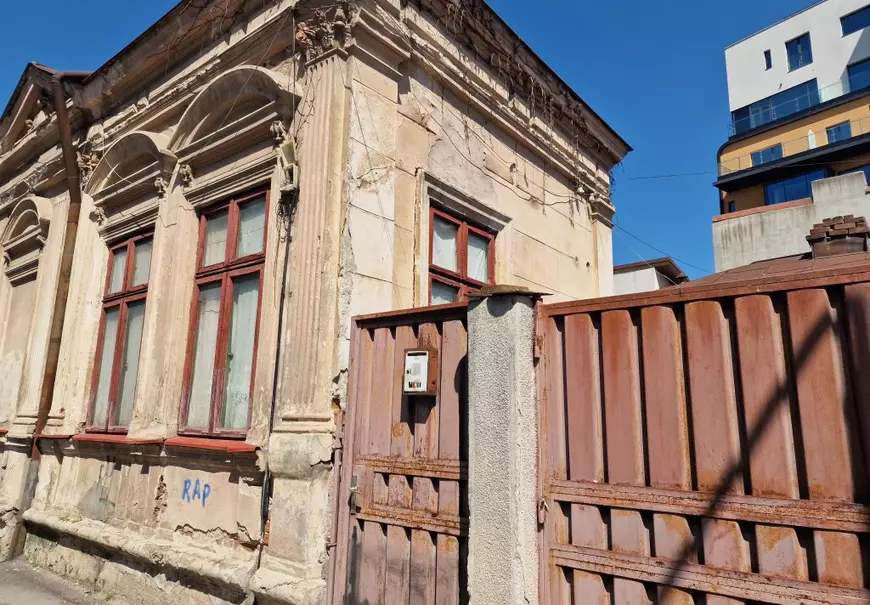 Dosarul mitei electorale la AUR, deschis în 2023, e tot la Parchet. ONG-ul „medical” asociat cu partidul are sediul într-un fost restaurant, laolaltă cu firmele unui consilier local de la sectorul 3