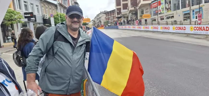 Steagul românesc a fost prezent lângă pista pe lânga care trec cicliștii
