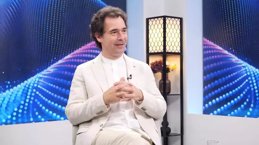 Bogdan Fezi , in studioul Libertatea, in costum alb si camasa alba