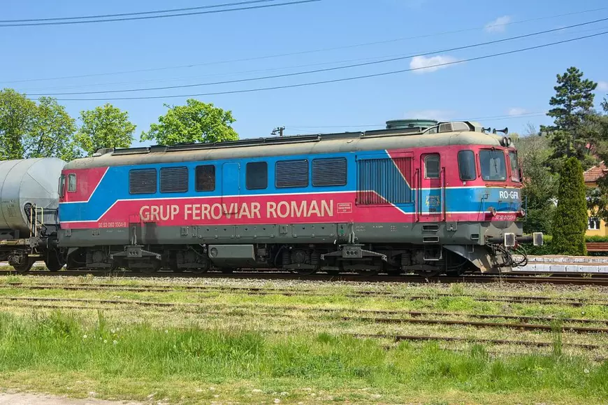 Locomotia unui tren pe care scrie Grup Feroviar Român.