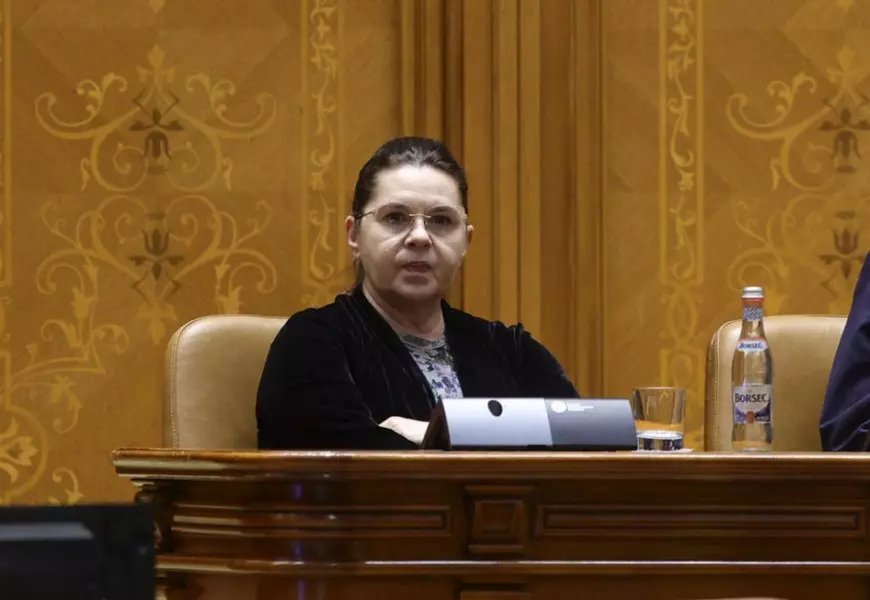 Revoltă în TVR. Angajații MediaSind amenință cu greva generală pentru tăierea sporurilor în noul CCM, președinta Adriana Săftoiu replică: „Vi se pare normal să iei bani în plus pentru teren?”