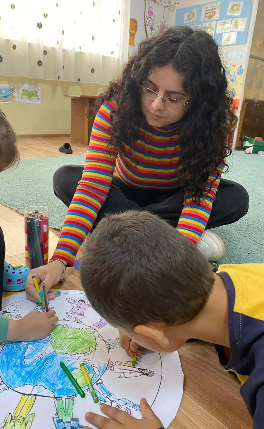„Am suferit de sindromul impostorului cu diplomă”. O educatoare îl invită pe ministrul Educației într-o grădiniță de la sat, unde copiii învață la sobă și folosesc toaleta turcească 