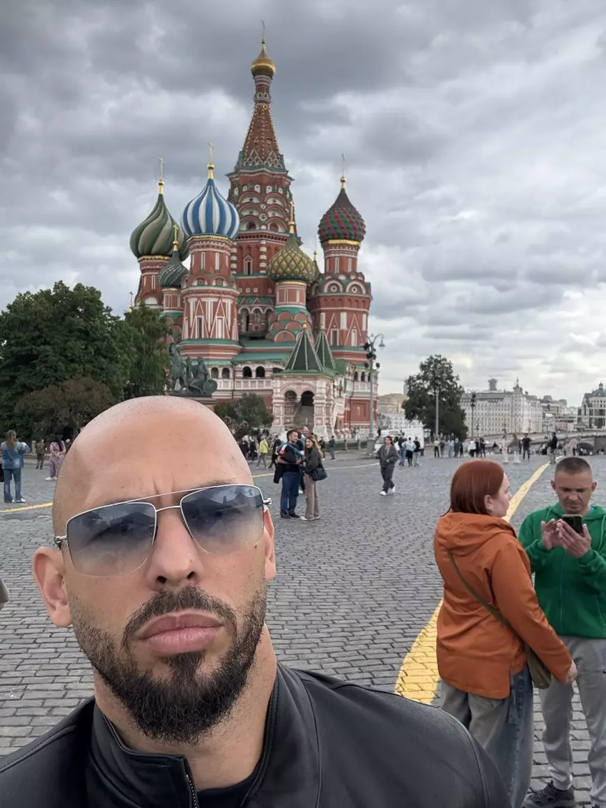 Andrew și Tristan Tate au fost primiți cu pâine și sare în Rusia. Cei doi frați sunt anchetați pentru trafic de persoane și viol