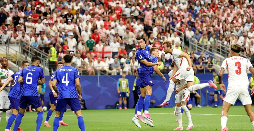 Kane, în alb, înscrie cu capul pentru 2-1