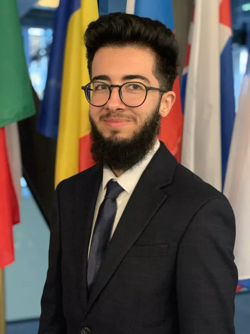 Povestea lui Arian Mirzarafie-Ahi, tânărul care a așteptat 5 ani ca România să-i recunoască identitatea masculină în acte: „Este o victorie a tuturor persoanelor trans” 