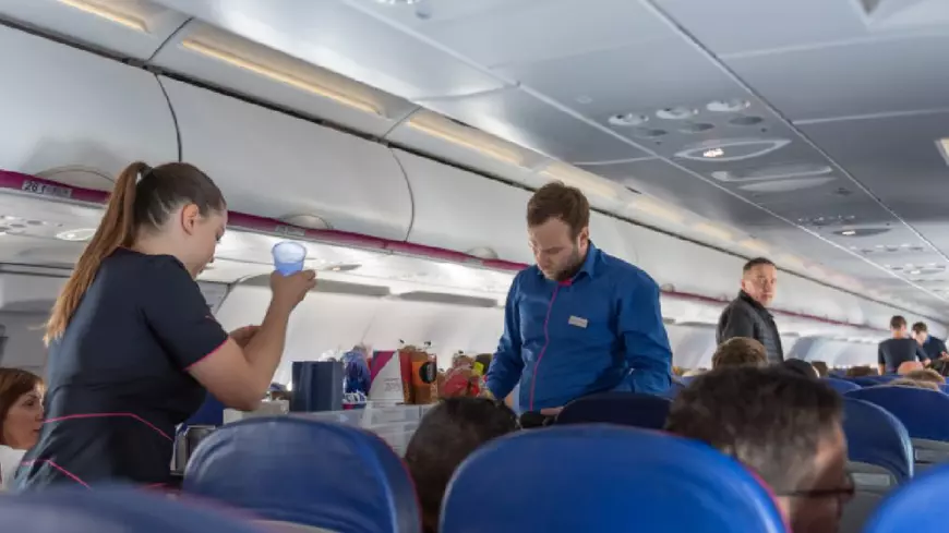 VARȘOVIA, POLONIA – 22 OCTOMBRIE 2019: Echipajul de cabină al companiei Wizzair în avion. Zborul de plecare din Varșovia către Roma, Italia. Servirea mesei și a băuturilor.