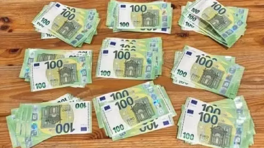 Mai multe hârtii de 100 de euro pe o masa de lemn