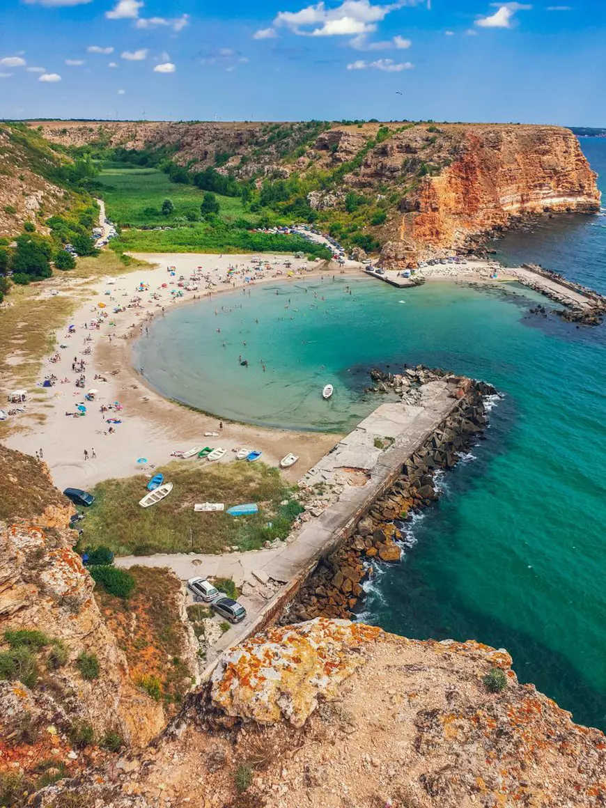 Vedere aeriană a plajei mici din golful Bolata, de la Marea Neagră, în Bulgaria, lângă Varna