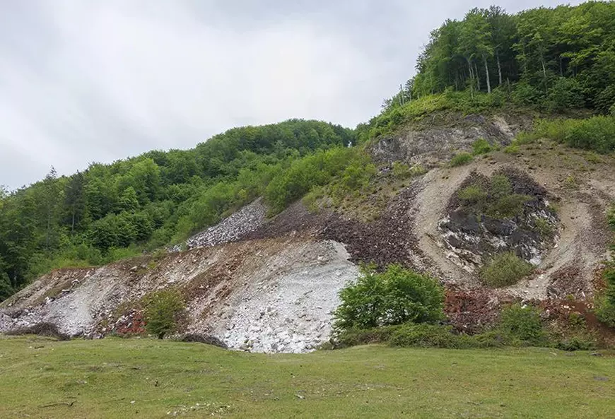 Cariera uitată din Budureasa, unde se găsește „cel mai mare zăcământ de brucit din Europa”. România, pe cale să devină singurul producător de magneziu din UE