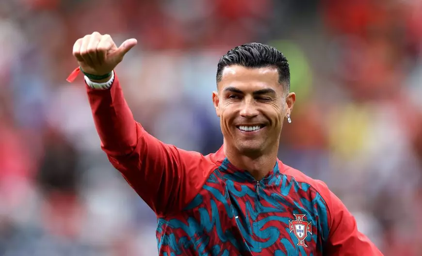 Cristiano Ronaldp face cu ochiul