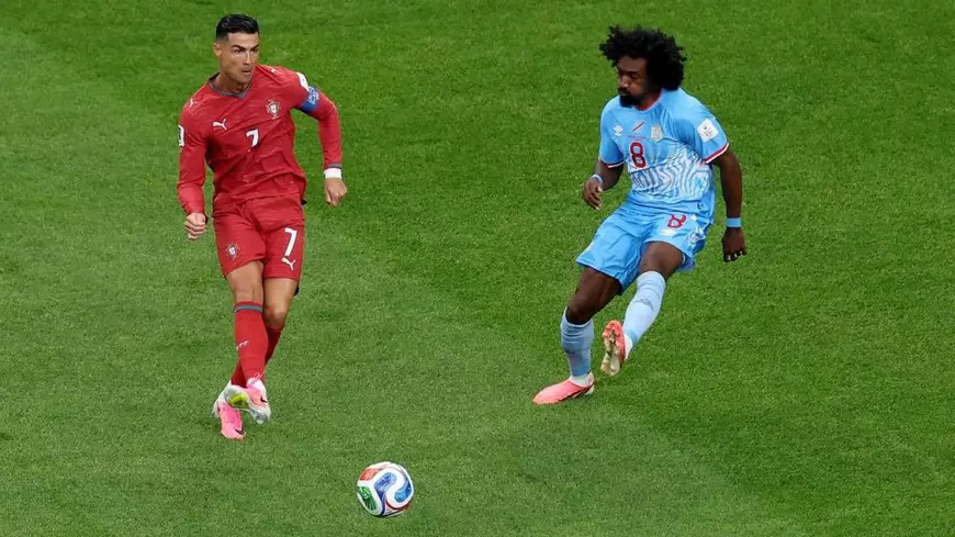 Cristiano Ronaldo, la minge, în duel cu congolezul Samuel Moutoussamy