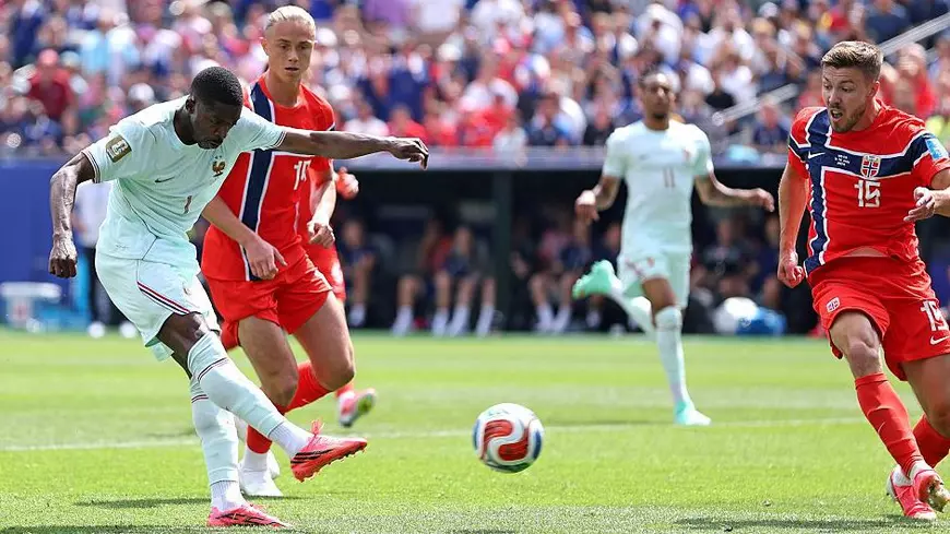 Dembele, în alb, se pregătește să șuteze