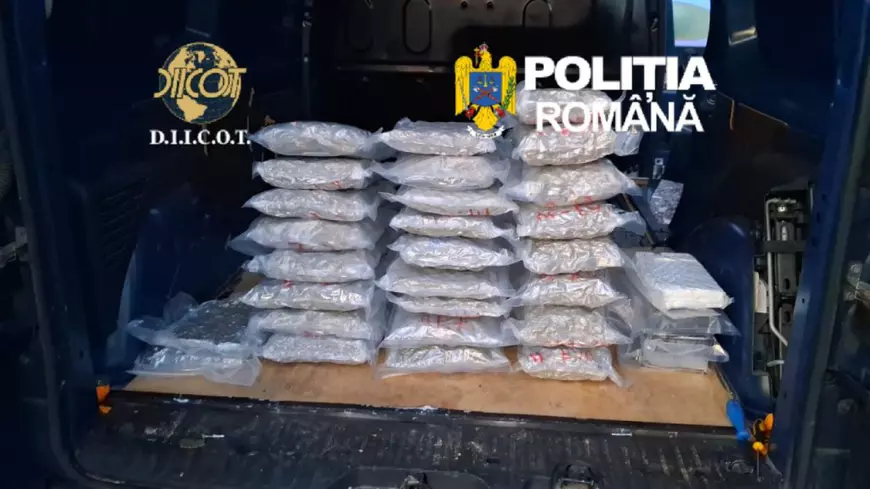 Mai multe pungi cu droguri stivuite pe trei coloane, in portbagajul unei masini