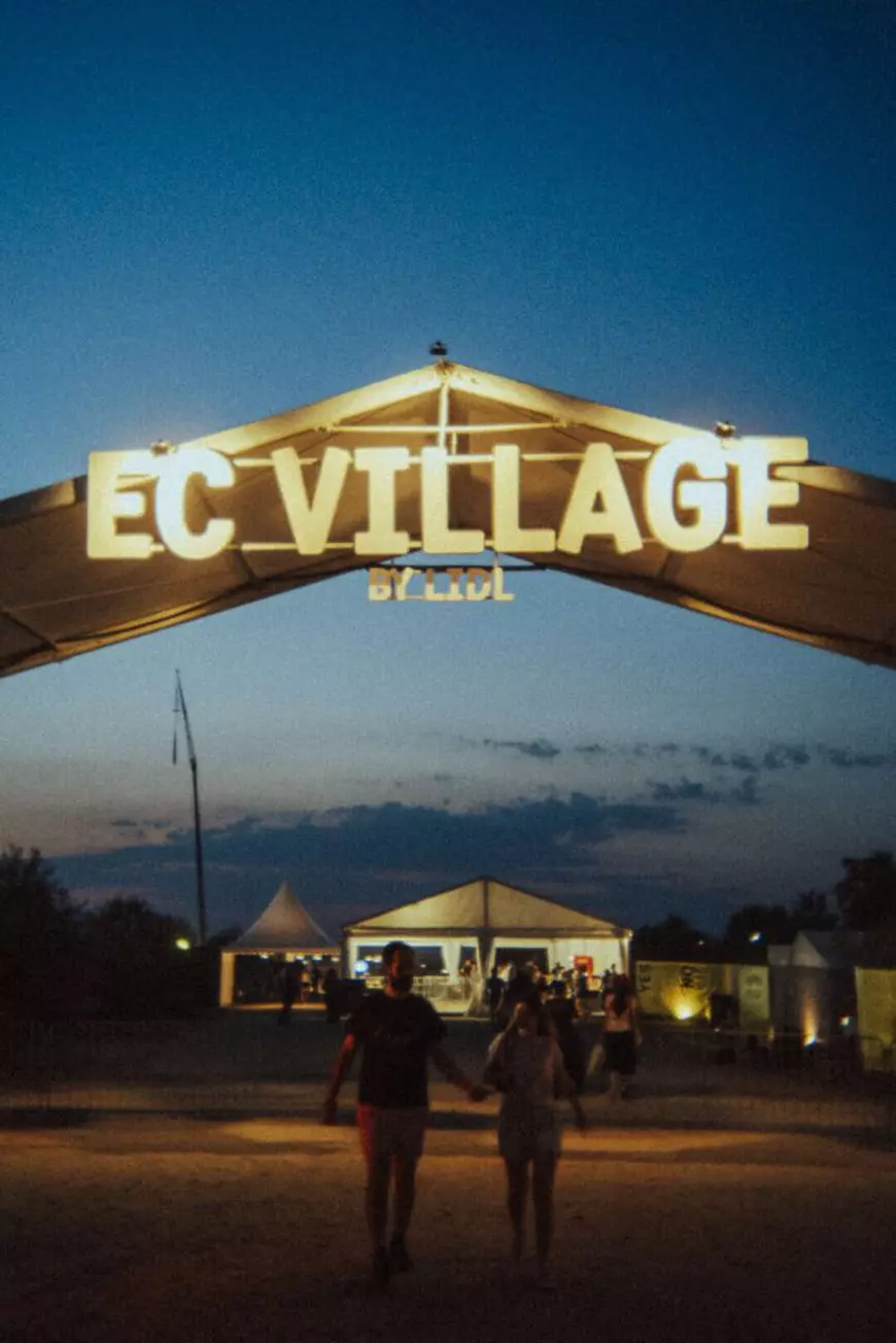 Dilema festivalierului: camping sau oraș?