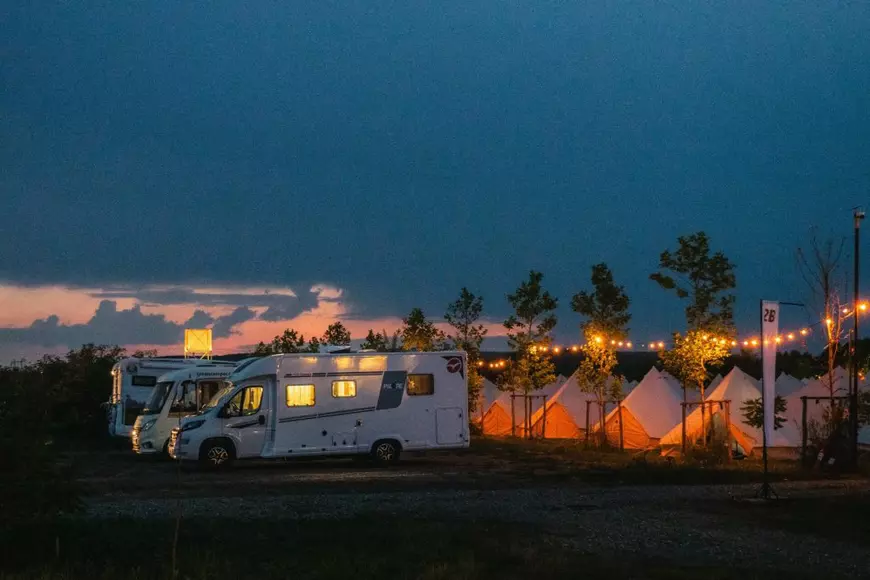 Dilema festivalierului: camping sau oraș?