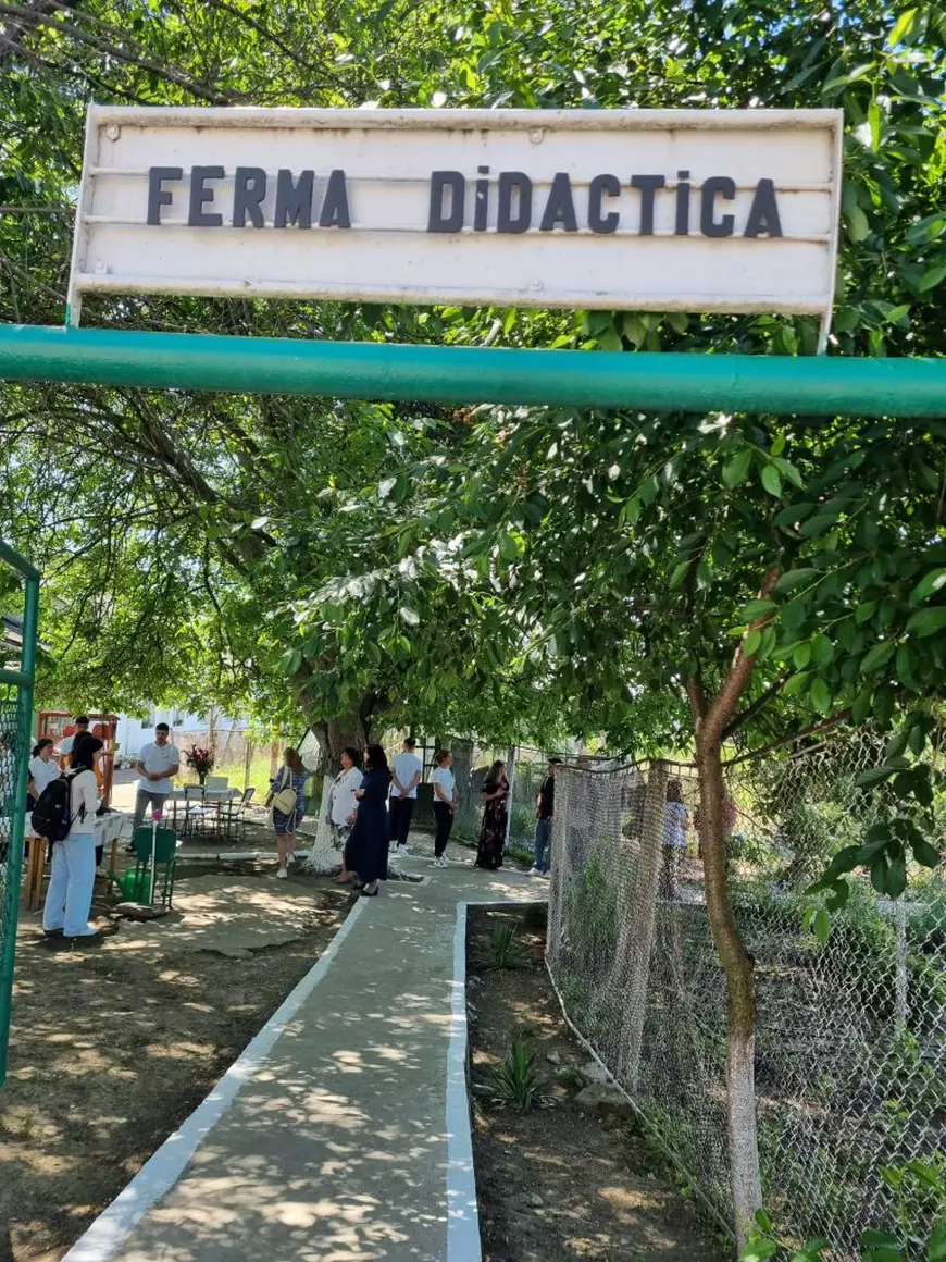 Liceul din provincie unde elevii cultivă ceapă, salată și castraveți folosind drone și tehnologie integrată. Director: „Agricultura digitalizată ne-a crescut rata de promovare a Bacalaureatului”