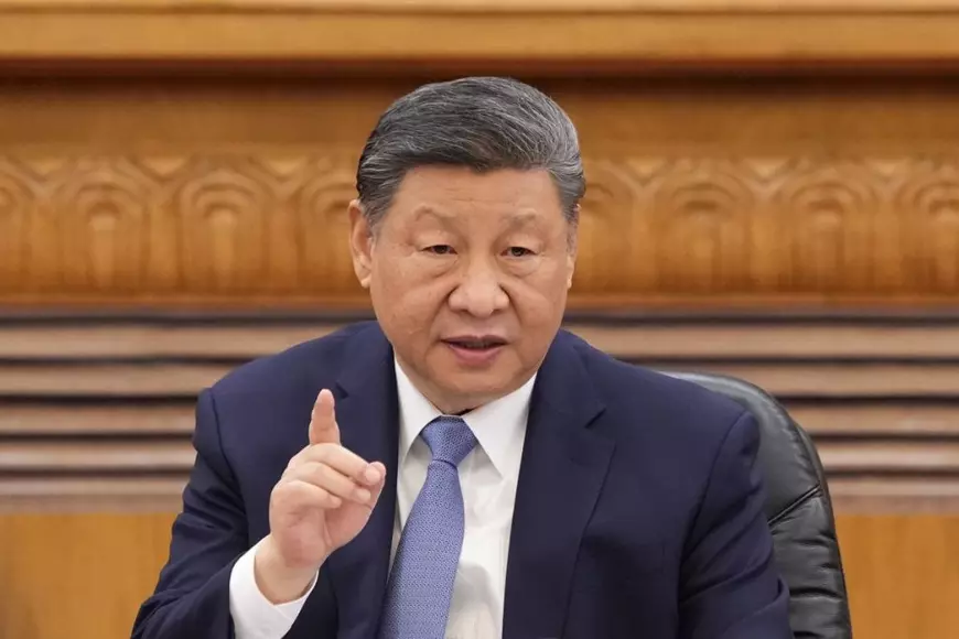 Președintele chinez Xi Jinping vorbește avertizând cu degetul arătător, în timpul unei întâlniri de afaceri internaționale la Marea Sală a Poporului, pe 28 martie 2025, la Beijing, China