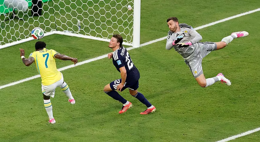 Vinicius, în galben, marchează cu capul