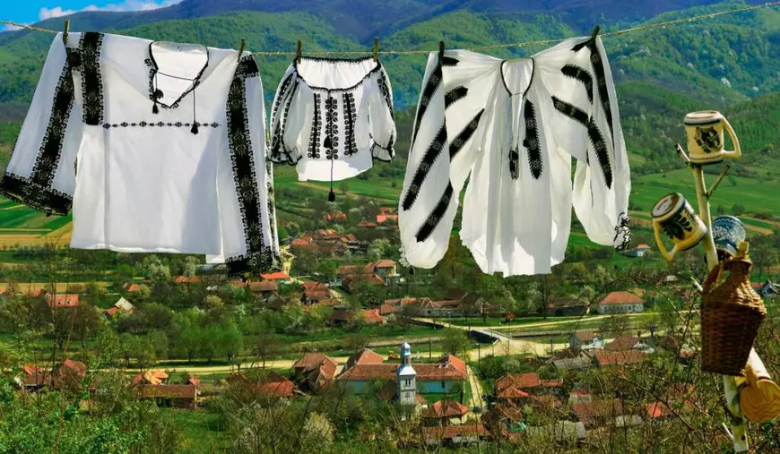 „Ie” este o cămașă tradițională românească, broderia are un simbolism bogat, fiind originară din regiunea Transilvaniei. De la stânga la dreapta, cămașă de bărbat, fată și femeie