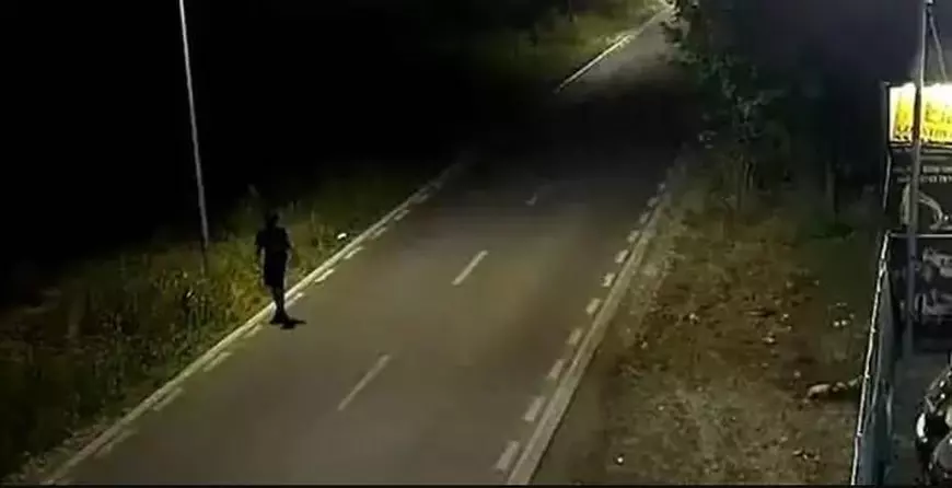Cazul „Matias”, băiatul din Dumbrăvița, Timiș, spulberat de mașină pe o stradă fără trotuare. Primăria a făcut exproprieri pentru asfaltare, dar fără spații pentru pietoni 