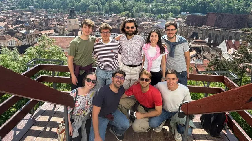 Un grup de prieteni care pozează în vacanța în România