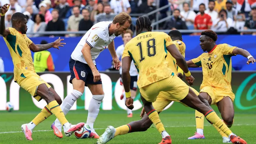 Harry Kane, în alb. înconjurat de trei ghanezi