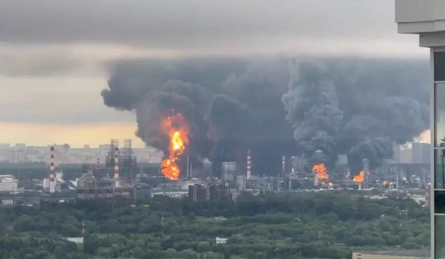 Moscova a fost învăluită astăzi într-un fum negru apocaliptic, după cel mai mare atac al Ucrainei din timpul războiului asupra capitalei ruse, care a vizat principala rafinărie de petrol a orașului, la Kapotnia.