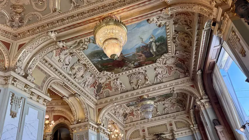 Cafeneaua unde turiștii stau și o oră la coadă. Este considerată cea mai frumoasă din lume și are prețuri pe măsură