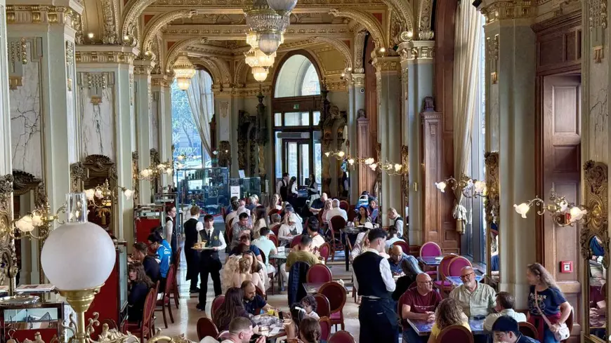 Cafeneaua unde turiștii stau și o oră la coadă. Este considerată cea mai frumoasă din lume și are prețuri pe măsură