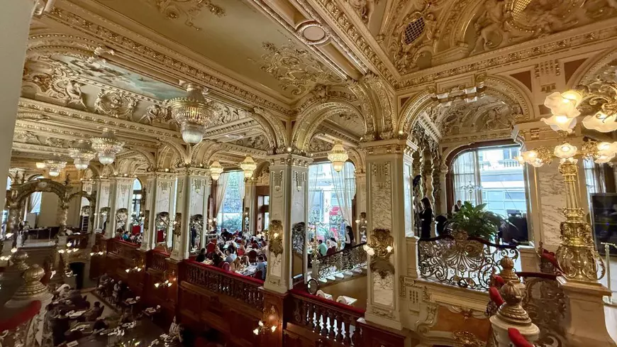 Cafeneaua unde turiștii stau și o oră la coadă. Este considerată cea mai frumoasă din lume și are prețuri pe măsură