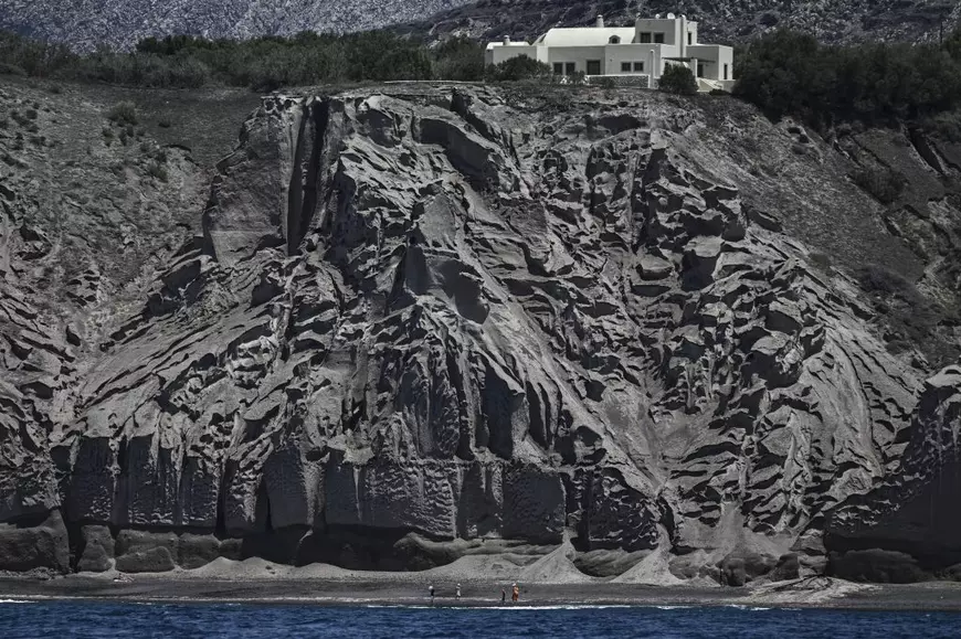 Persoane care fac plajă se bucură de plaja Vlychada de pe insula Santorini pe 3 iunie 2023.