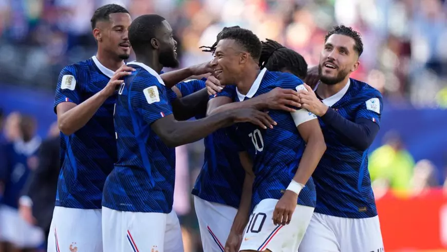 Jucatorii francezi il imbratiseaza pe Mbappé care face spectacol cu o dublă