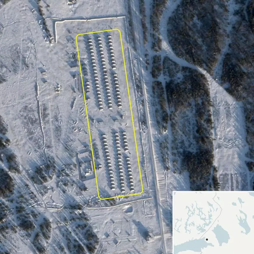 Corturi militare la baza Kamenka, Rusia, la 60 de km de granița cu Finlanda, văzute din satelit
