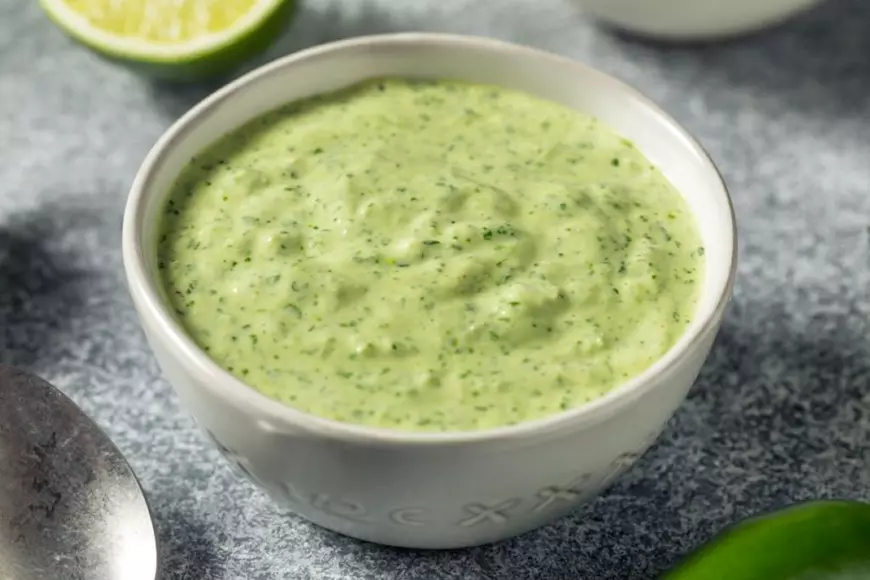 Rețetă de sos cremos de usturoi verde - Foto Shutterstock