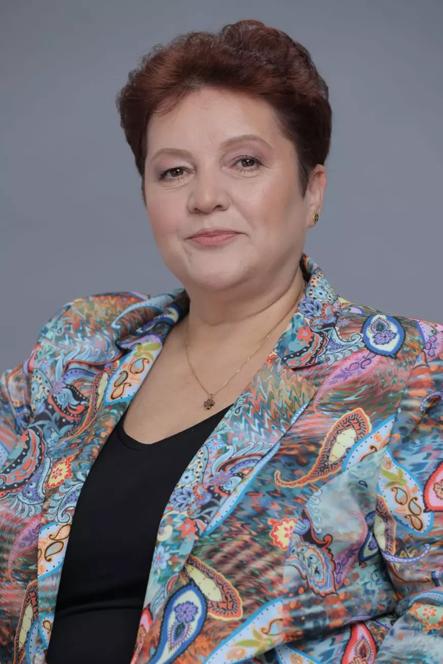 Stefania Mocanu, o femeie in sacou colorat si bluza neagra, bolnava de inima