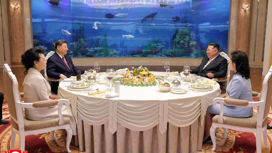 Xi Jinping, Kim Jong-un și soțiile lor discută în timpul cinei Foto: Profimedia