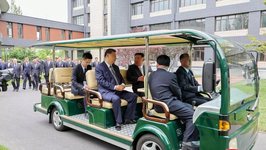 Xi Jinping și Kim Jong-un discută în timpul vizitei la Școala de Pregătire a Cadrelor Foto: Profimedia