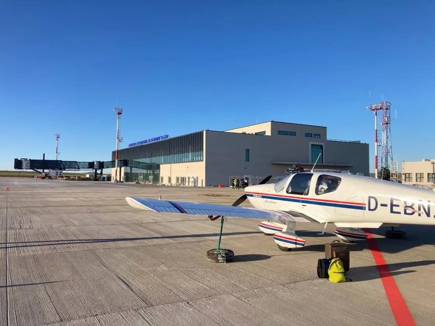 Un avion in fata aeroportului din Tulcea