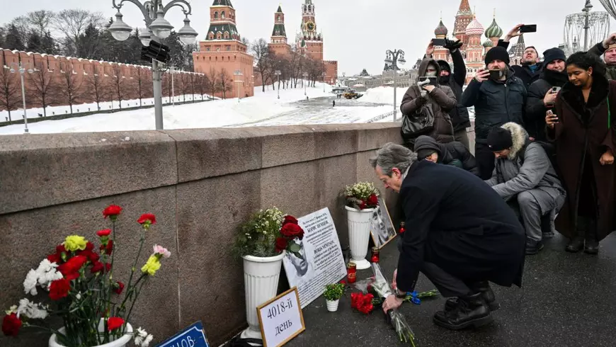 Ambasadorul britanic Nigel Casey depune flori la locul unde a fost asasinat Boris Nemțov Foto: Profimedia