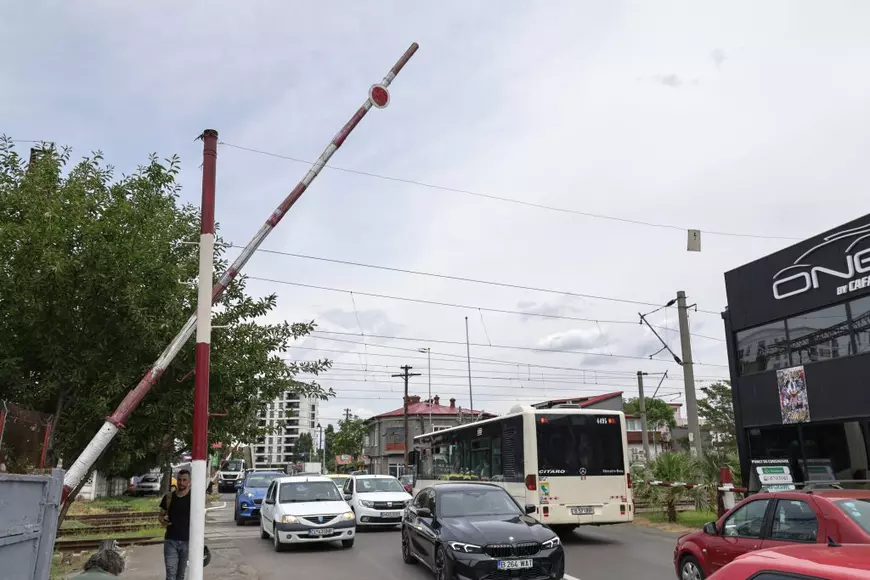 Femeia care ridică manual, de 36 de ani, o barieră de tren. Imaginea care spune tot despre infrastructura din România